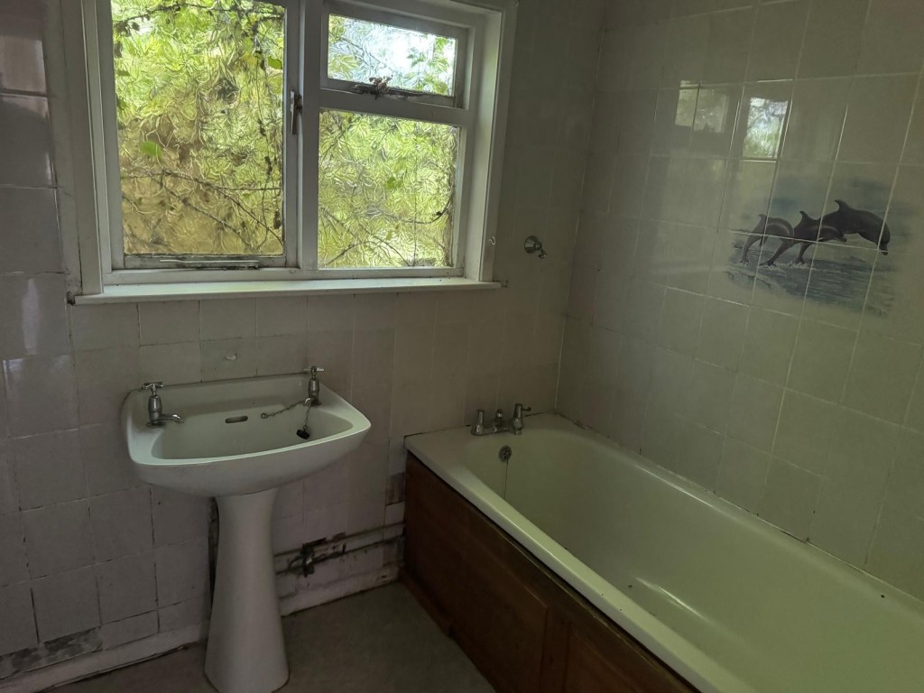 Lot: 141 - SEMI-DETACHED HOUSE FOR IMPROVEMENT - Bathroom
